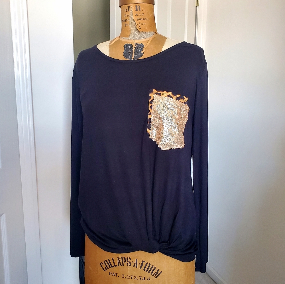 Black stretchy top with double pocket